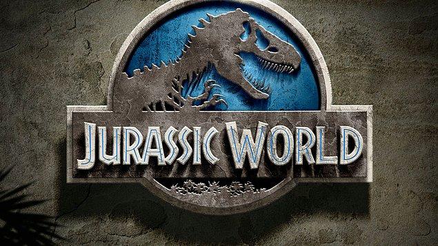 1)	Jurassic World'ün yapıma hazırlandığı duyurusu ilk olarak 2011'deki Comic-Con'da Steven Spielberg tarafından anons edilmişti.