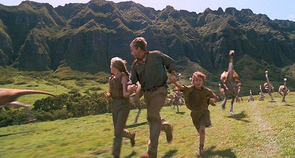 3)	Jurassic Park serisinin ilk  filmi , ilk haftasonunda 47 milyon $ kazandı. Haftayı ise toplam 81 milyon $ elde ederek kapattı. Birleşik Krallık, Kuzey Kore, Meksika ve Tayvan ülkelerinde açılış haftası rekoru kırıldı. Filmin kazandığı 915 milyon $ rekor gişe, 1997 yılında James Cameron'un yönettiği Titanik filmi tarafından kırıldı.