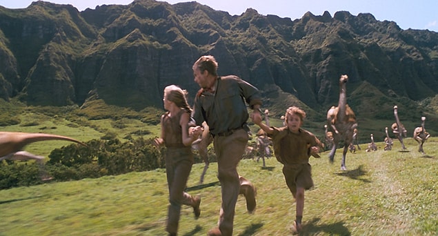 3) Jurassic Park serisinin ilk filmi , ilk haftasonunda 47 milyon $ kazandı. Haftayı ise toplam 81 milyon $ elde ederek kapattı. Birleşik Krallık, Kuzey Kore, Meksika ve Tayvan ülkelerinde açılış haftası rekoru kırıldı. Filmin kazandığı 915 milyon $ rekor gişe, 1997 yılında James Cameron'un yönettiği Titanik filmi tarafından kırıldı.