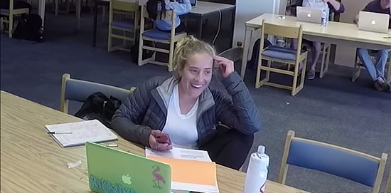 Kütüphanede Yüksek Sesle Porno İzlemek | Şaka İçerir