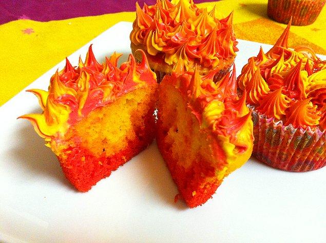 5. Sarı kırmızı yanan meşale cupcakeler.