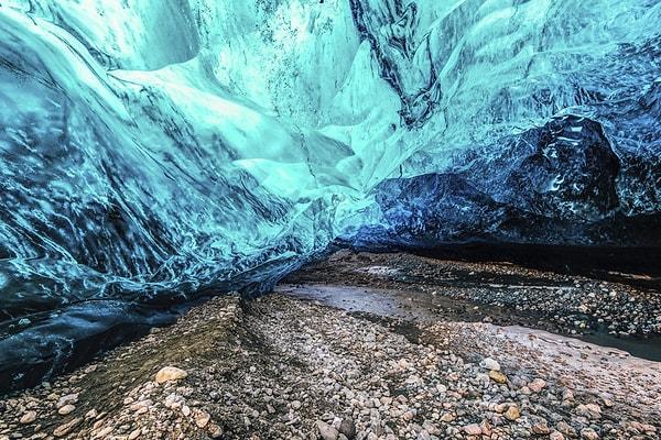 25. Buz mağaraları gerçek olamayacak kadar güzel görünüyor.