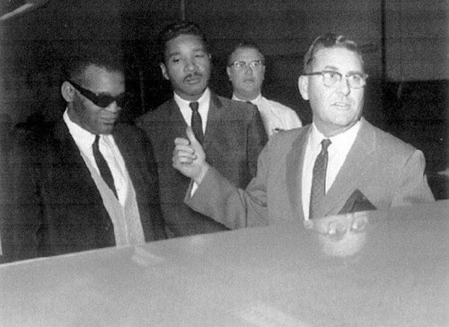 1. Üzerinde eroin ve marijuana bulunan Ray Charles, ertelenmiş 5 yıllık hapis ve 10 bin dolarlık para cezasına çarptırıldı. (1966)