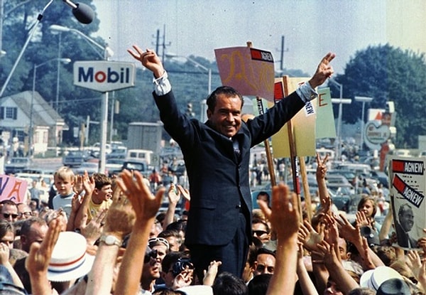 4. Eski A.B.D. başkanı Richard Nixon, 2 saat boyunca 40 bakanıyla birlikte “LSD Simülasyonu” yaparak rock müzik dinledi. Politikacılar, o dönemdeki jenerasyonun en yaygın iki eğlence aracı olan LSD ve rock n’ roll'u deneyimleyerek gençleri daha iyi anlamaya çalıştı. (1969)