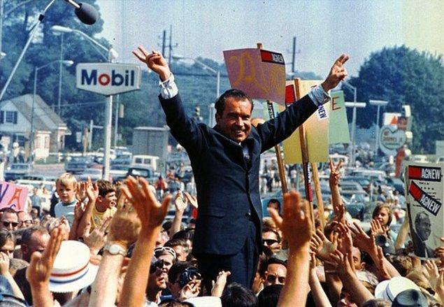 4. Eski A.B.D. başkanı Richard Nixon, 2 saat boyunca 40 bakanıyla birlikte “LSD Simülasyonu” yaparak rock müzik dinledi. Politikacılar, o dönemdeki jenerasyonun en yaygın iki eğlence aracı olan LSD ve rock n’ roll'u deneyimleyerek gençleri daha iyi anlamaya çalıştı. (1969)