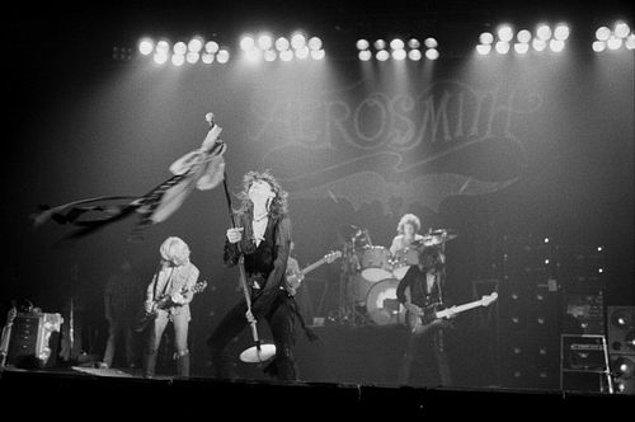 35. The Spectrum'daki bir Aerosmith konseri sırasında sahneye atılan bir cam şişe, Steven Tyler'ın yüzünde patladı. Bundan tam bir yıl önce, yine aynı mekandaki konserde sahneye havai fişek fırlatılmıştı. Bu olay üzerine çok sinirlenen Tyler sahneyi terk etti; gitarist Joe Perry ise, “Sizi seviyoruz, ancak sürekli sahneye bir şeyler atarsanız çalmaya devam edemeyiz” diyerek kulise yöneldi. (1978)