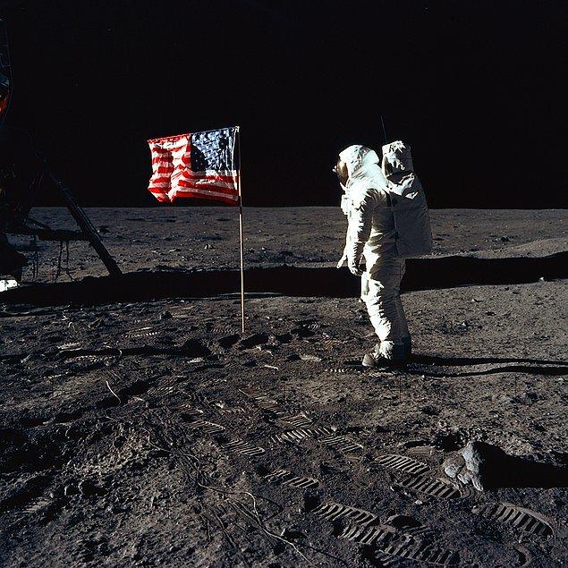 1. Amerika Birleşik Devletleri Ay'a indiğinde oraya Amerikan bayrağı dikmişti.