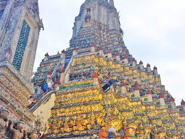 1. Budnick seyahatine ilk olarak Güney Tayland'dan başladı. Buradayken Bangkok'da bulunan Şafak Tapınağı'nı ziyaret etti.