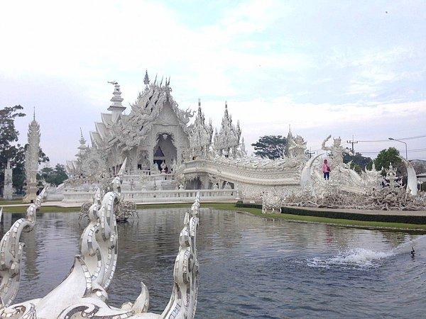 21. Wat Rong Khun (Beyaz Tapınak olarak da biliniyor) tapınağının görkemli ve egzotik bir tarzının olduğunu söylüyor.