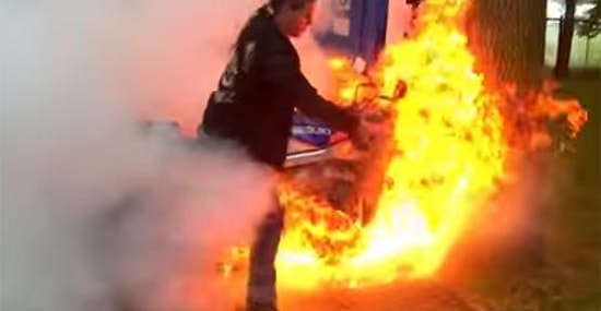 Lastik Yakmaya Çalışırken Motorunu Yakan Apaçi