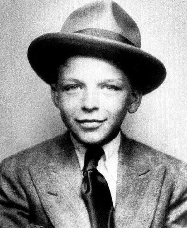 8. Çok canlar yakacağı çocukluğundan belli olan 10 yaşındaki Frank Sinatra. (1925)
