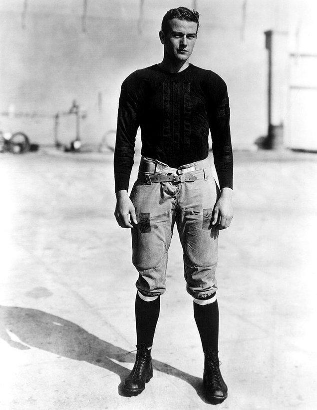 16. Kovboy filmlerinin vazgeçilmez aktörlerinden John Wayne 19 yaşında. (1926)