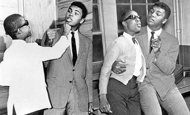 22. 16 yaşındaki Steve Wonder 21 yaşındaki Muhammed Ali ile vakit geçirirken (1966)