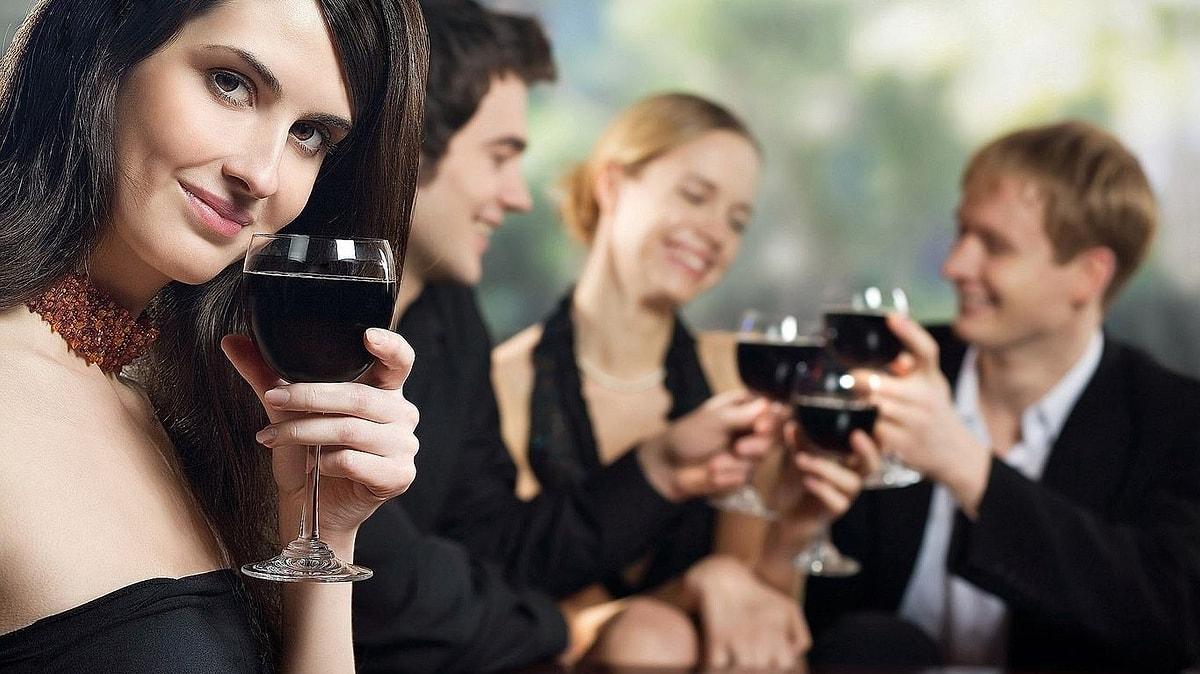 17 Maddede Şarap Sever Kadınları Tanıma Rehberi