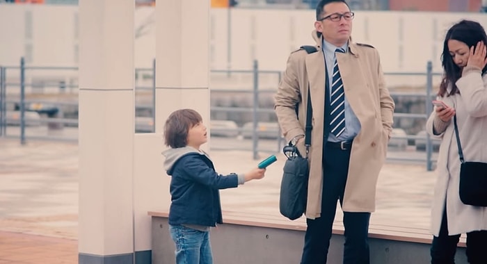 Tanımadığı Bir İnsanın Cüzdanını Düşürdüğünü Gören Çocukların Tepkileri