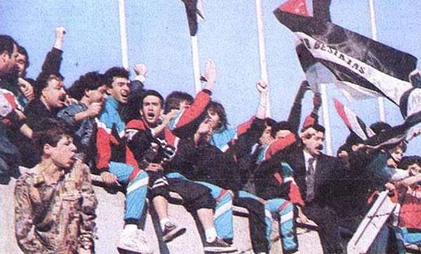28. 1991 Fulya Tesisleri | Beşiktaşlı futbolcular taraftarlar ile karşılıklı tezahürat yapıyor.