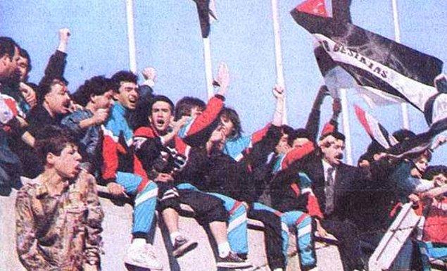 28. 1991 Fulya Tesisleri | Beşiktaşlı futbolcular taraftarlar ile karşılıklı tezahürat yapıyor.