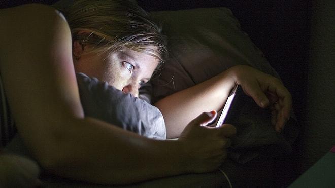 Akıllı Telefonunuzu, Gece Uyumadan Önce Yatakta Kullanmayı Bırakmanız Gerekiyor!