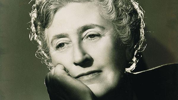 18. Agatha Christie, disgrafi denen bir öğrenme güçlüğünden dolayı yazı yazamıyordu ve bu yüzden tüm romanlarını dikte ettiriyordu.