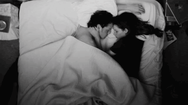 8. Birlikte geçirdiğiniz gecenin sabahında onunla uyanmıyorsanız, birlikte yaşadığınız günleri hayal etmek oldukça yersiz.