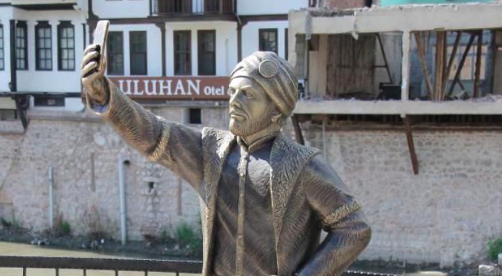 Selfie Çeken Şehzade Heykelinin Yine Kılıcı Kırıldı