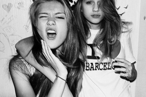 The mystery of "women seem having 10 times more fun than they actually have" in twosome photos hasn’t been solved yet.