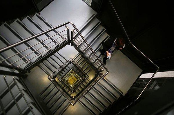 8. Ünlü British Museum'da yerin 20 metre atlına yapılmış sergi salonuna inen bir ziyaretçi.