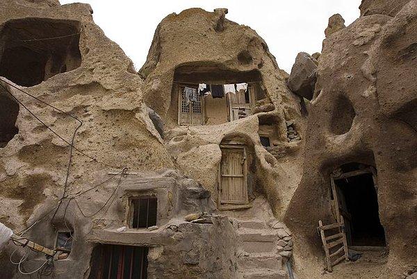 14. İran'ın Kandovan köyünde, taşlara oyularak yapılmış evlerin oluşturduğu köy.
