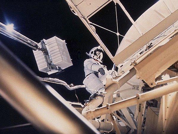 1973 OWEN GARRIOTT : 1973 yılında görevi gereği Skylab uzay istasyonunda 60 gün geçiren astronot uzayda çalışırken.