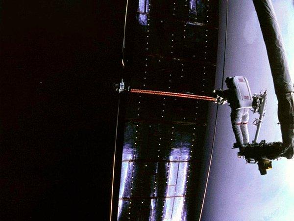 1993 KATHY THORNTON : Toplamda 975 saat uzayda olup bunun 21 saatini uzay aracı dışında geçiren Amerikalı bilim kadını.