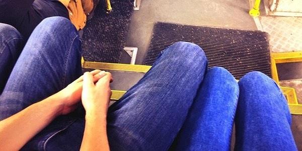 6. Metroda bacaklarını açarak oturan adama da bir şey demiyoruz, diyemiyoruz...