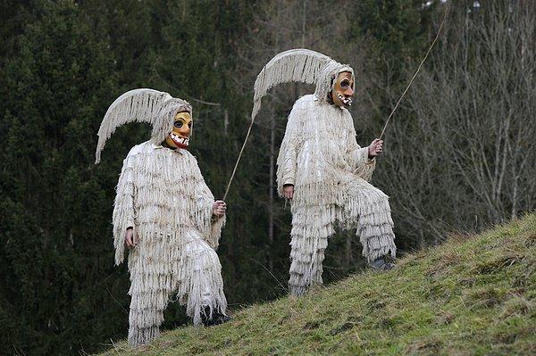 9. Laufarji Etnolojik Toplum Derneği üyeleri, Sloven'yadaki bir karnavalda, ''Ta Terjast'' adındaki geleneksel karakterleri yansıtan kostümler giymişler.