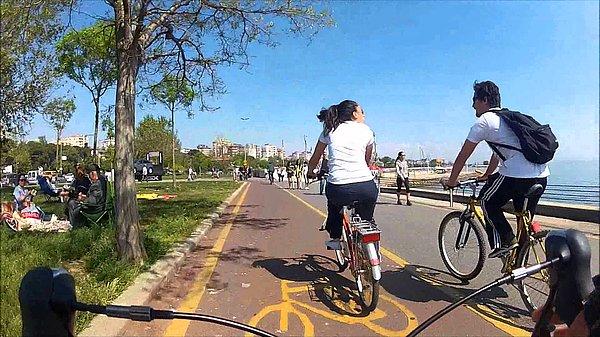 9. Bisiklet yolundaki insanları gerek bağırarak, gerek zilleriyle uyarmaya çalışırken ömründen veren bisikletçiler