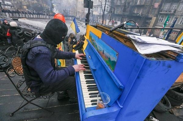 5. Ukrayna'da çevik kuvvet barikatı önünde piyano çalan eylemci: