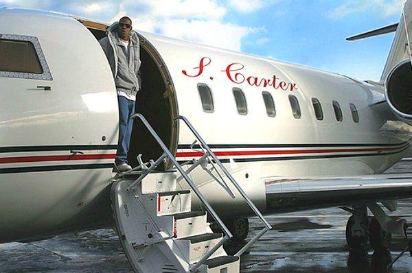 3. Jay-Z, "Kingdom Come" adlı yeni albümünü kutlamak için, özel jetiyle ordan oraya uçarak bir gün içinde 7 farklı şehirde konser verdi. (2004)