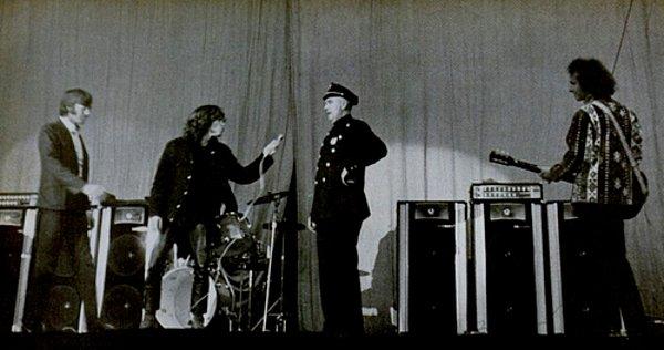 4. Konser öncesinde kuliste genç bir kızla birlikte olurken polisle tartışan Jim Morrison, sahneye çıktığında polisin içerde yaptıklarını anlatır.  (1967)