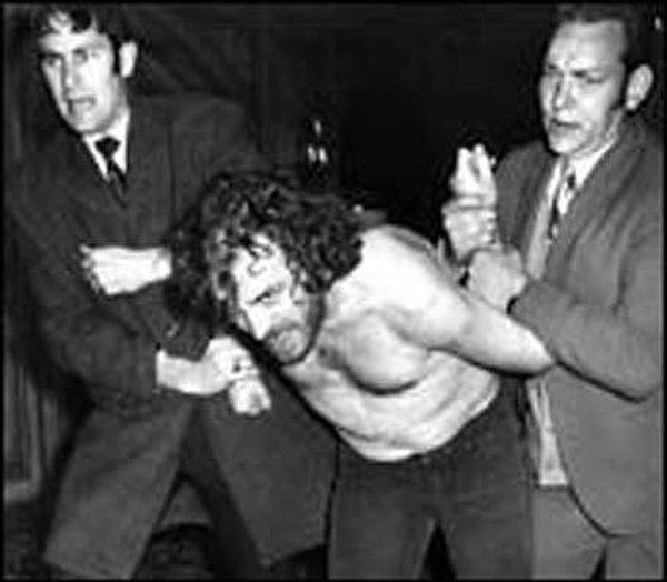 22. Joe Cocker ve altı kişilik grubu, Avusturalya'daki bir konser sırasında göz altına alındı. İddiaya göre polisler, sanatçının otel odasında eroin ve marijuana buldu. (1972)