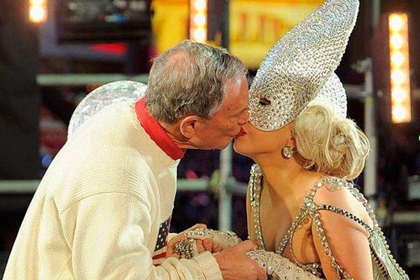 24. Times Meydanı'ndaki noel kutlamaları sırasında Lady Gaga ve New York valisi Michael Bloomberg canlı yayında öpüştü. (2012)