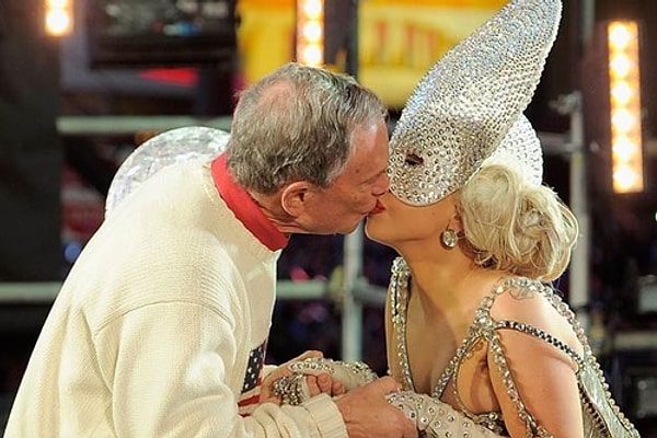 24. Times Meydanı'ndaki noel kutlamaları sırasında Lady Gaga ve New York valisi Michael Bloomberg canlı yayında öpüştü. (2012)