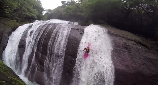 Şelale Üzerinde Kano Sürerek Adrenalin Patlaması Yaşayan Adam