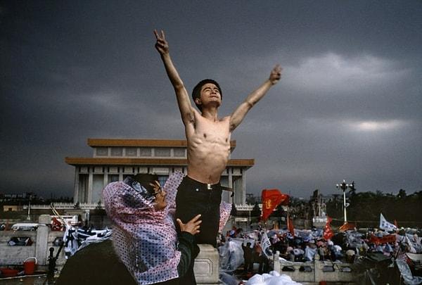 14. Tiananmen Meydanı'nda yarı çıplak bir protestocu: