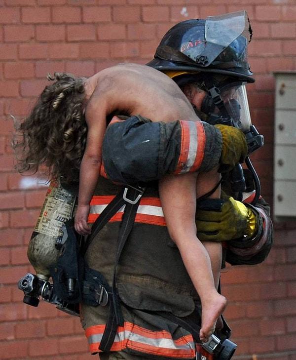 15. Indiana'da bir yangın sırasında 6 yaşındaki çocuğu alevlerden kurtaran bir itfaiyeci: