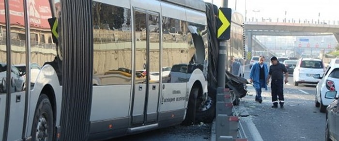 İki Metrobüs Çarpıştı: 16 Yaralı