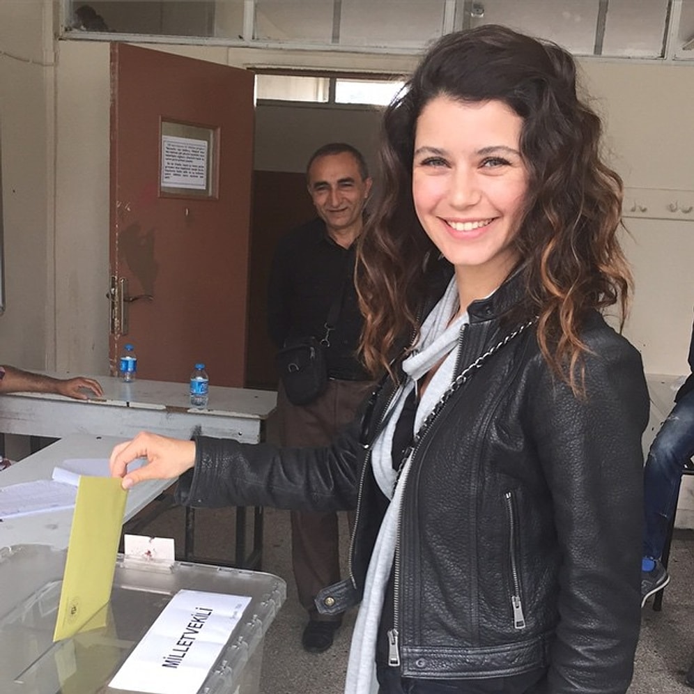 Sandık Başında 'Bu Seçim Bi Harika Dostum' Pozu Veren Ünlüler Sizce Hangi Partiye Oy Vermiştir?