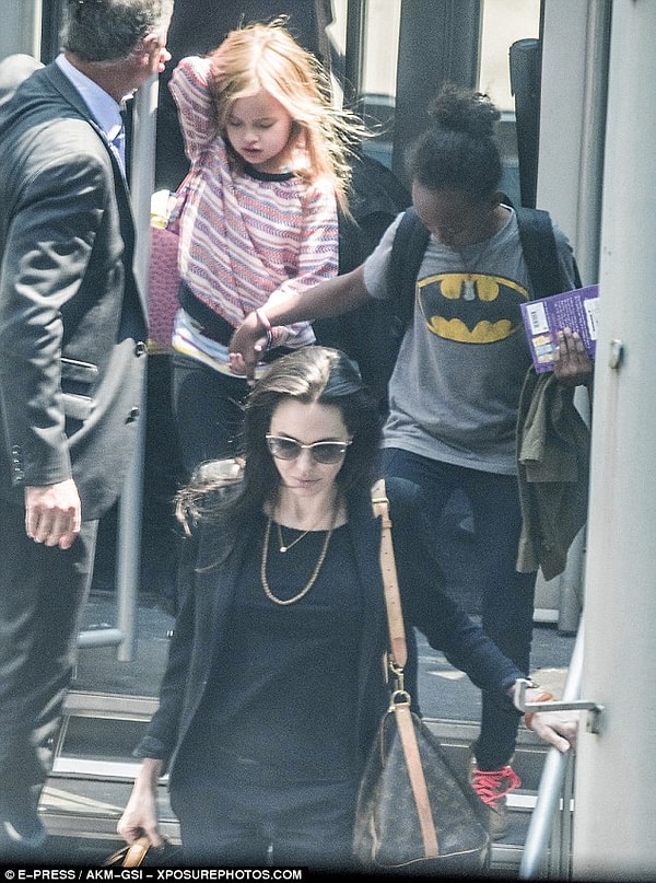 Pitt ve Jolie, uzun süren yolculukları için rahat bir giyim tarzı seçmişti.