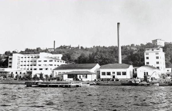 İlk cam fabrikası sadece şişe ve bardak üretecek şekilde 1934 yılında bakanlar kurulu kararıyla hizmete giriyor.