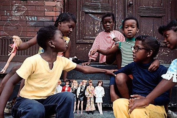 1. New York, Harlem'de sokakta oyun oynayan çocuklar (1970)