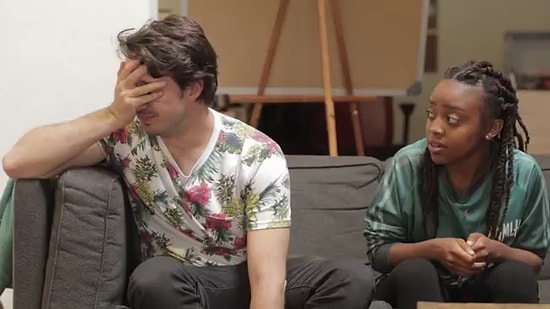 Ağlayan Birisinin Kendisini İyi Hissetmesi İçin Yaptığımız Saçma Hareketler