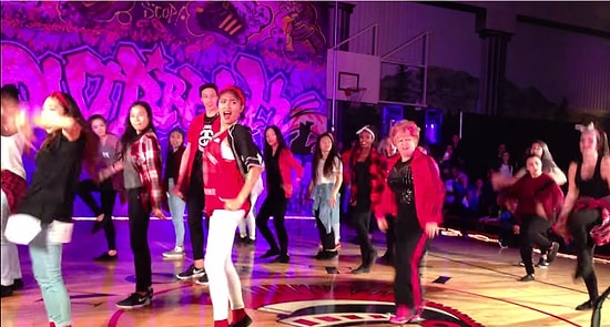 60 Yaşındaki Öğretmen ve Öğrencilerinden Mükemmel Dans Performansı