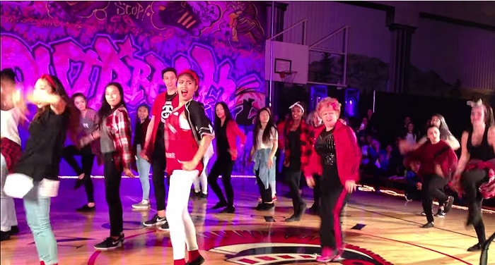 60 Yaşındaki Öğretmen ve Öğrencilerinden Mükemmel Dans Performansı